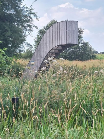 Vanaf de uitkijktoren heb je goed zicht op het prachtige beekdal