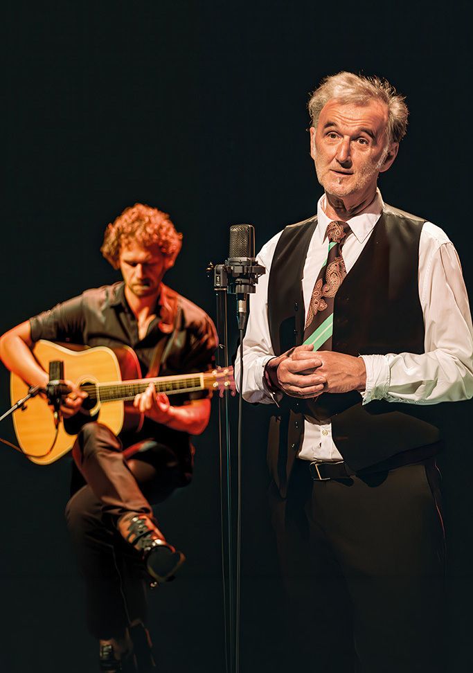 Twee mannen die muziek spelen