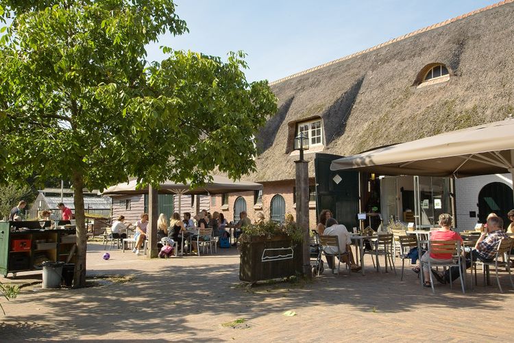 Geniet van een kopje huisgebrande koffie op het terras van onze Gasterij.