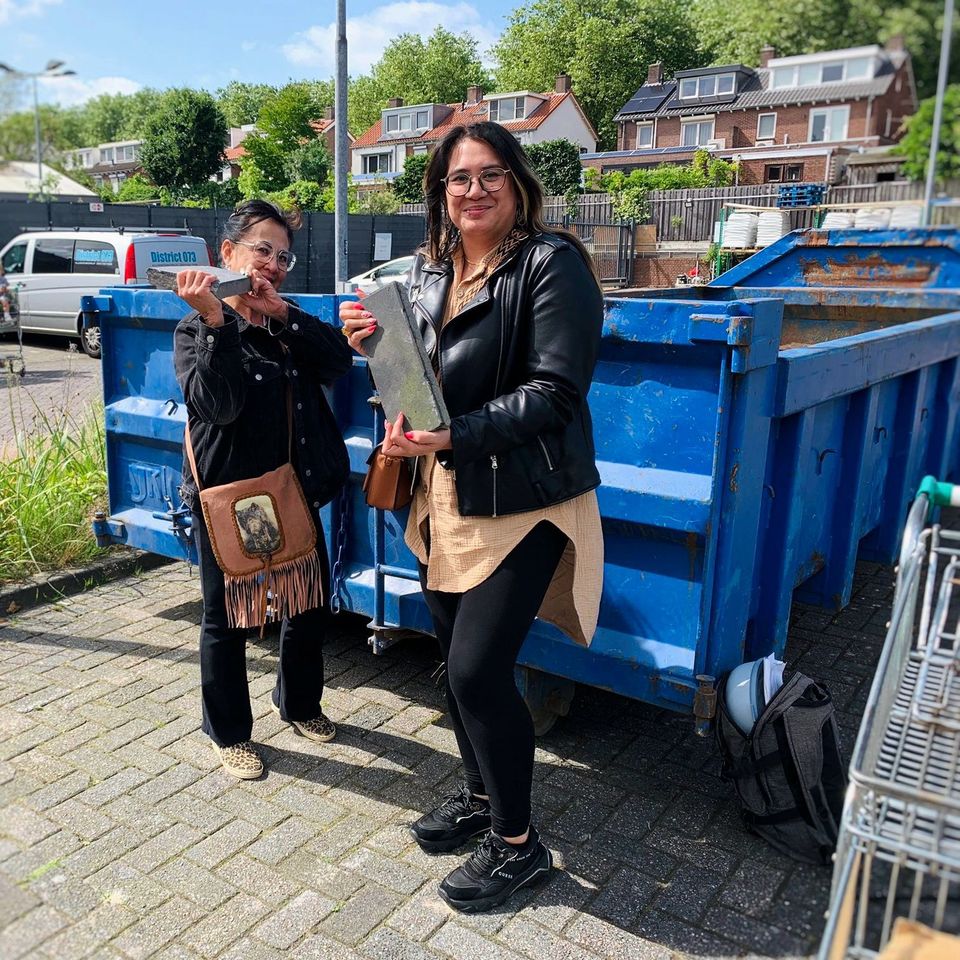 Twee vrouwen leveren tegels in