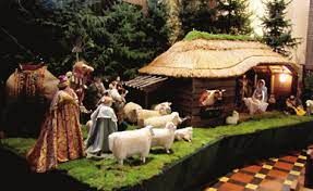 kerststal in Middelbeers met beelden gemaakt door vrijwilligers.