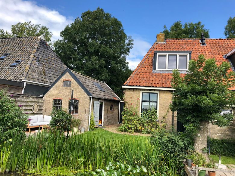 Das Haus und die Wohnküche von der Wiese aus gesehen