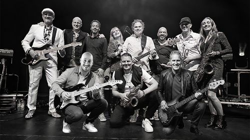 Een zwart-wit foto van een band