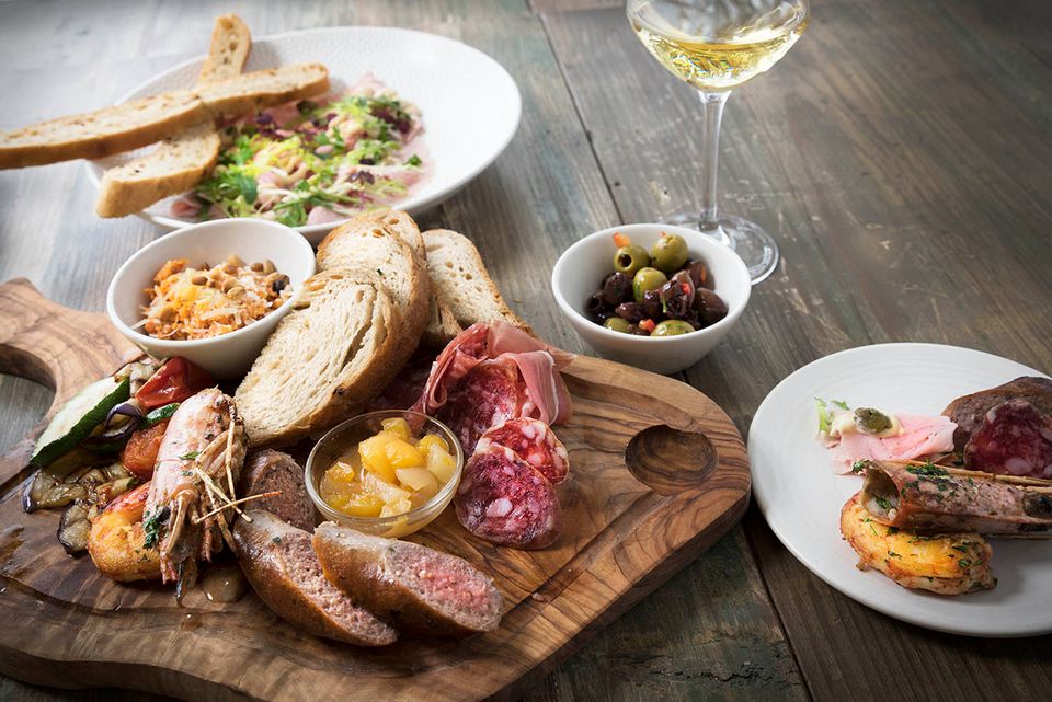 Een antipasti borrelplank en een wijntje bij La Galera in Edam
