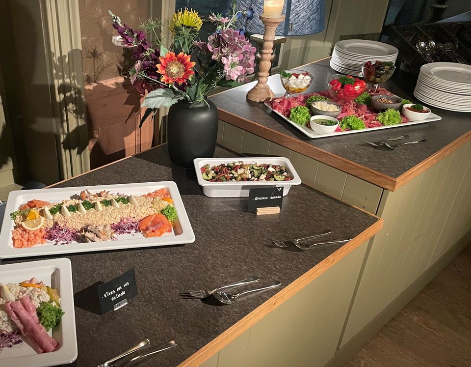 Warm en koud buffet in jullie eigen zaal.