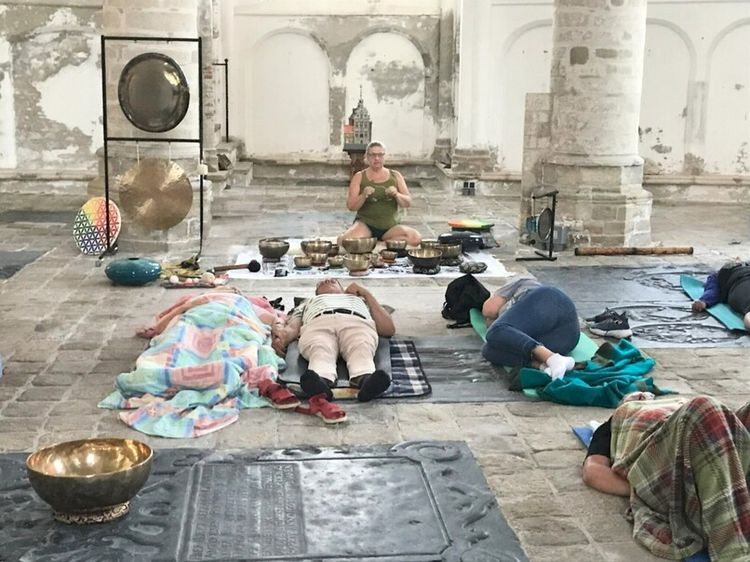 Een klankschaalligconcert in de Grote of Sint-Nicolaaskerk te Brouwershaven