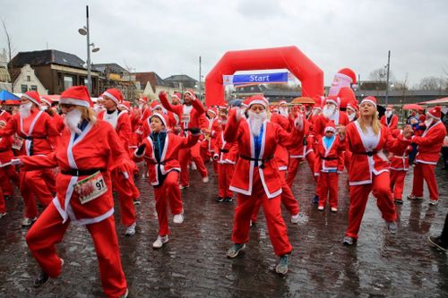 Verkleedde kerstmannen en vrouwen