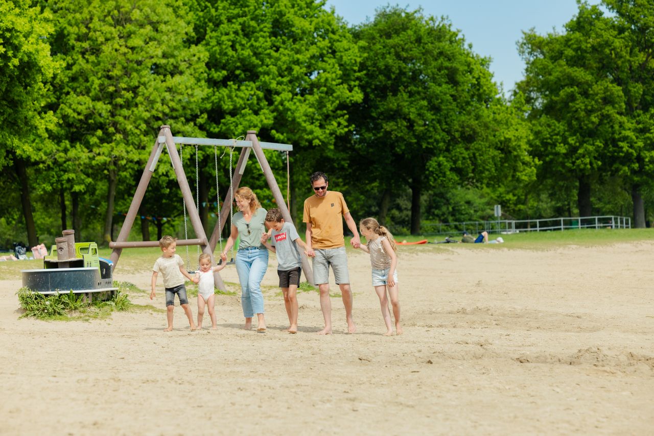 Gezin op het strand.