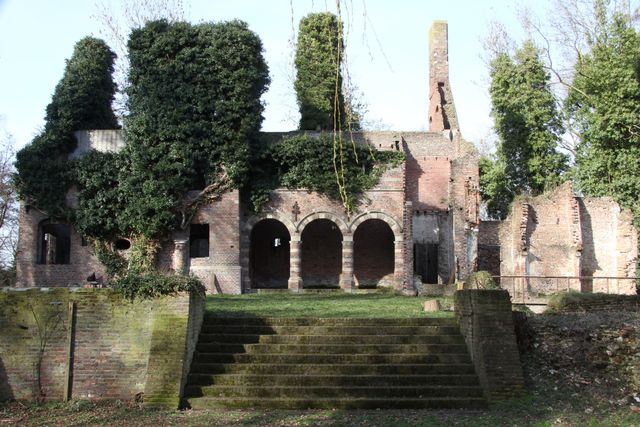 kasteelruïne vanuit de verte