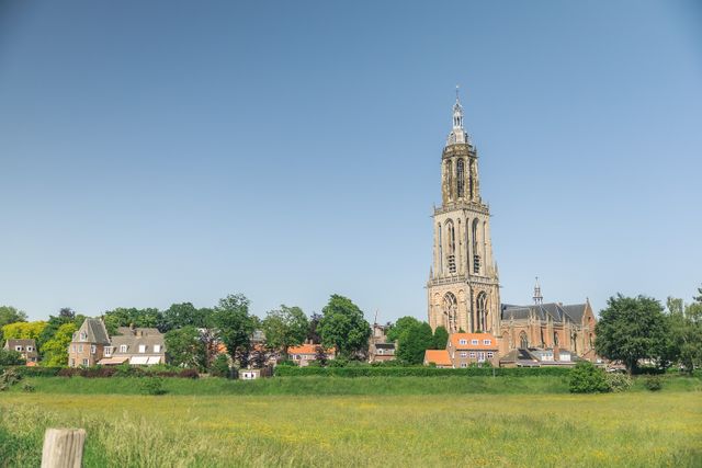 Blauwe lucht, uitzicht op de cuneratoren in Rhenen aan De Utrechtse Heuvelrug. Met gras op de voorgrond.