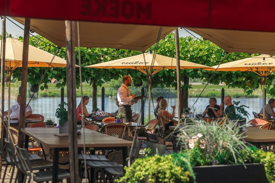Mensen op het terras bij Moeke in Rhenen