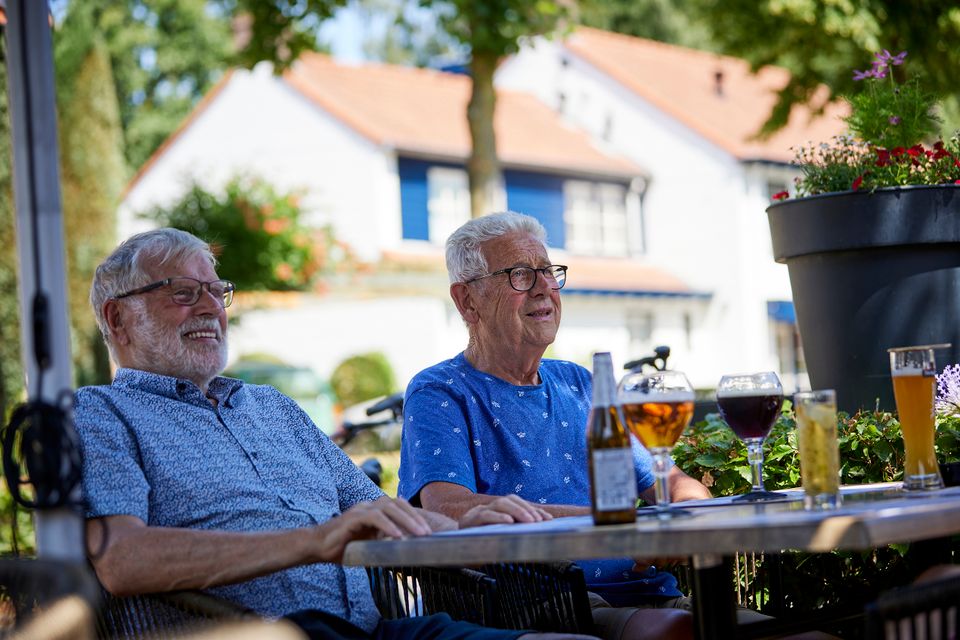 Met opa op terras