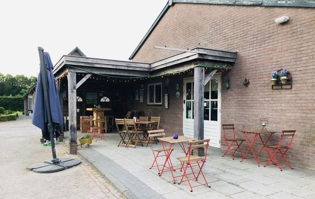 Terras voor de boerderijwinkel van de Brabantse Hei