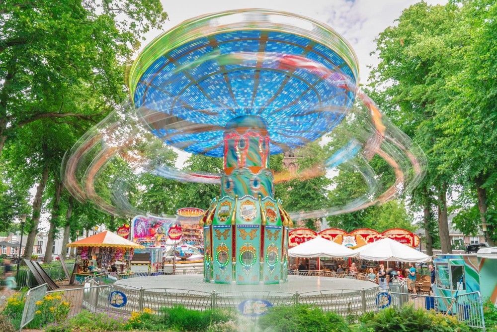 Mensen zwieren in een kermisattractie tijdens de avonduren