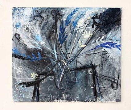Schilderij in zwarte en grijze tinten met blauwe en licht gele bloemen.