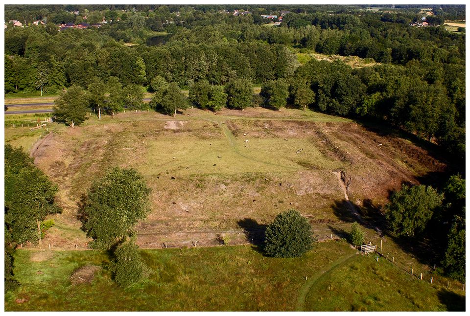 De Schans in Roswinkel herinnert aan de verdedigingswerken van vroeger. Ontdek de sporen van deze bijzondere geschiedenis en geniet van het karakteristieke landschap waar natuur en historie samenkomen.