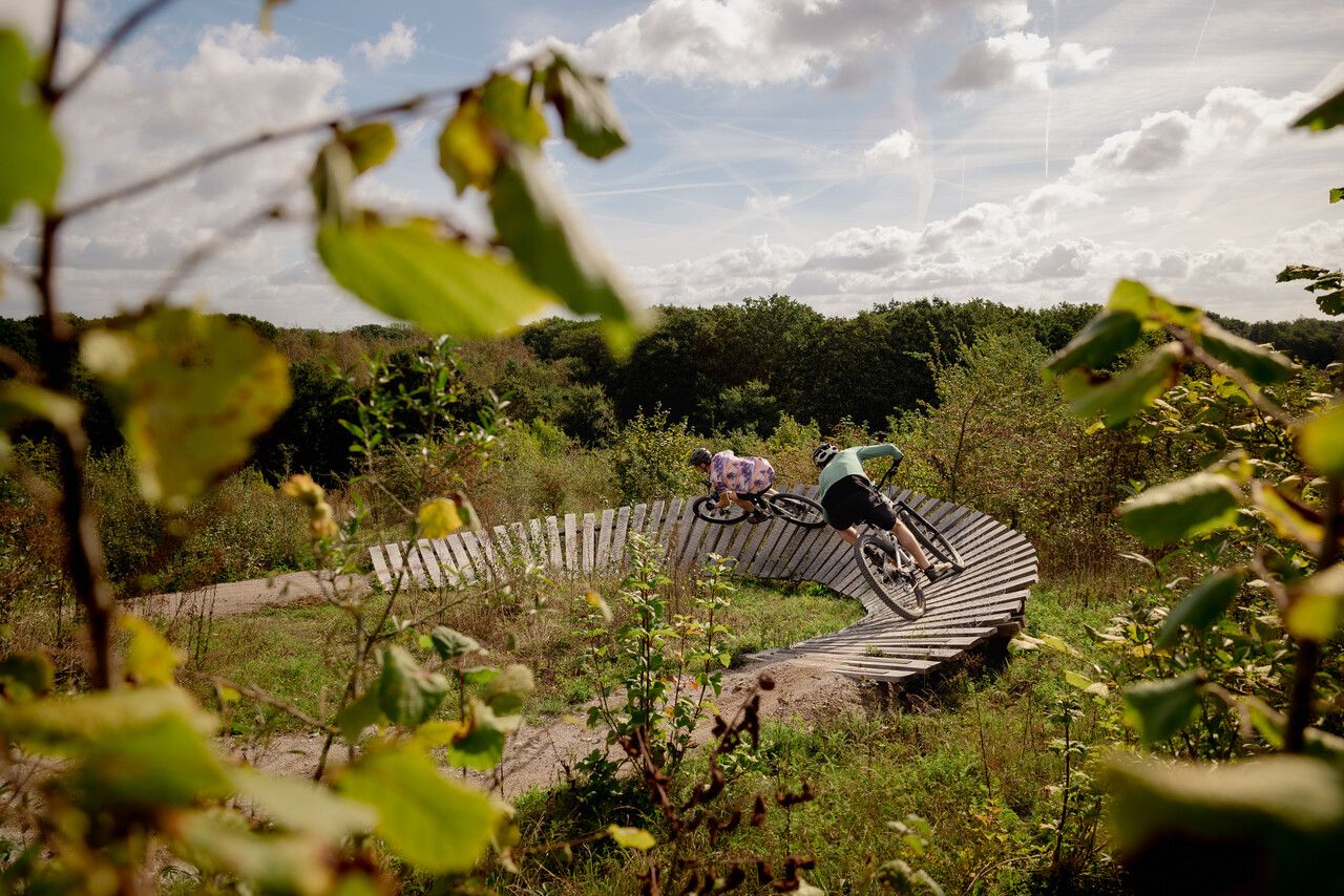 2 Mountainbikers op het parcours
