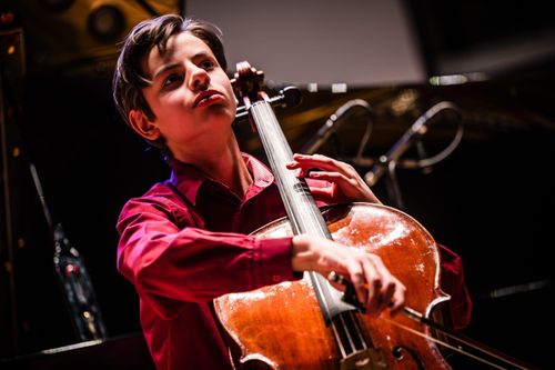 Persoon spelend op een cello