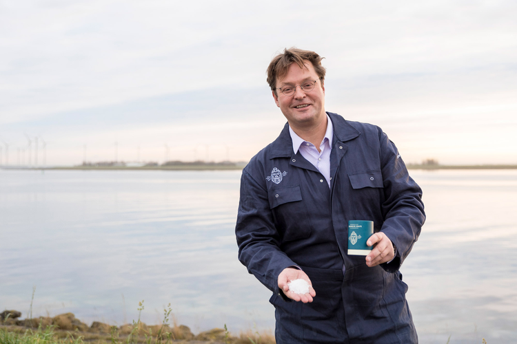 Op-Schouwen-Duiveland-Zeeuwsche-Zoute-Eigenaar-Houdt-Product-Vast