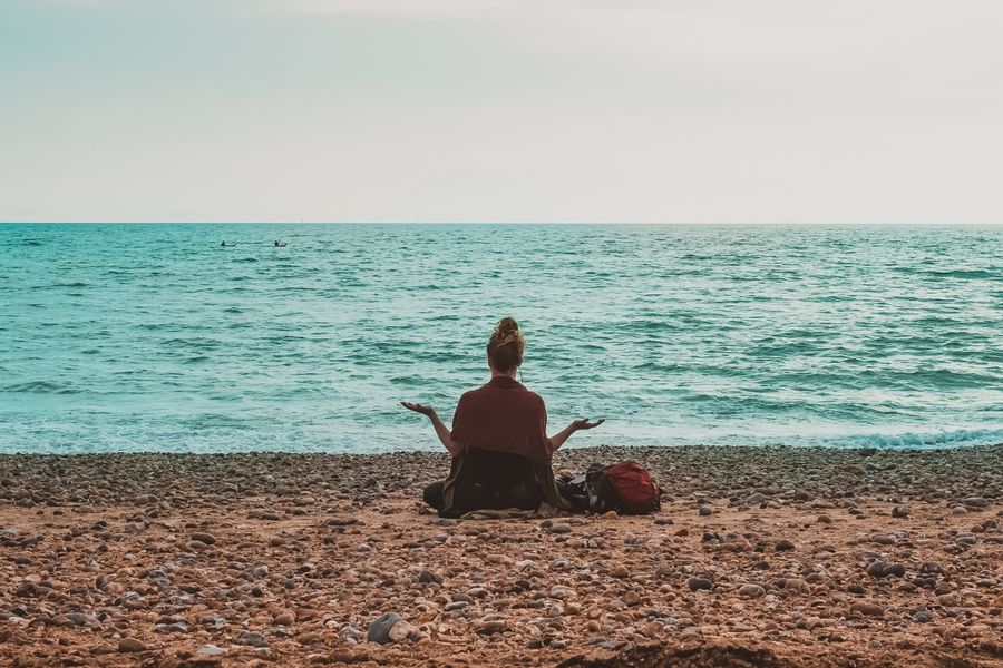 Meditatie op het strand Noordzee kust
