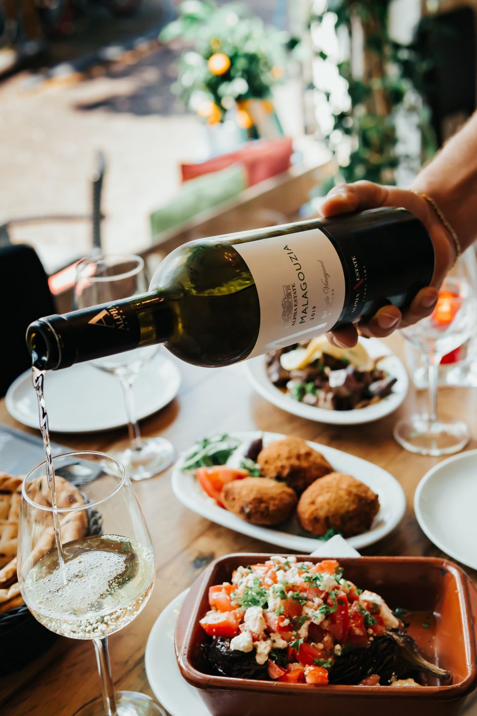 Een gevulde tafel, binnen bij Restaurant Athenes Olijf