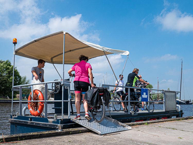 Fietsers stappen aan boord van de Rufus