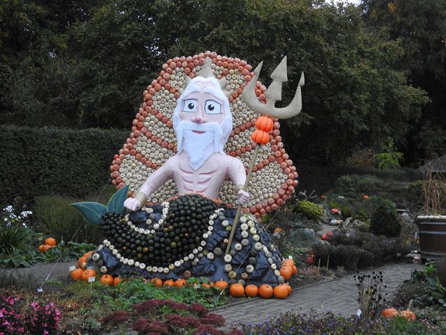 Levensgroot beeld van zeegod Neptunus met drietand, opgebouwd uit sierpompoenen in oranje, wit en donkergroen, te zien tijdens de Pompoendagen in Asten.