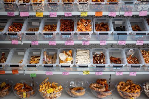 Assortiment van dierenwinkel de hondensnackbar.