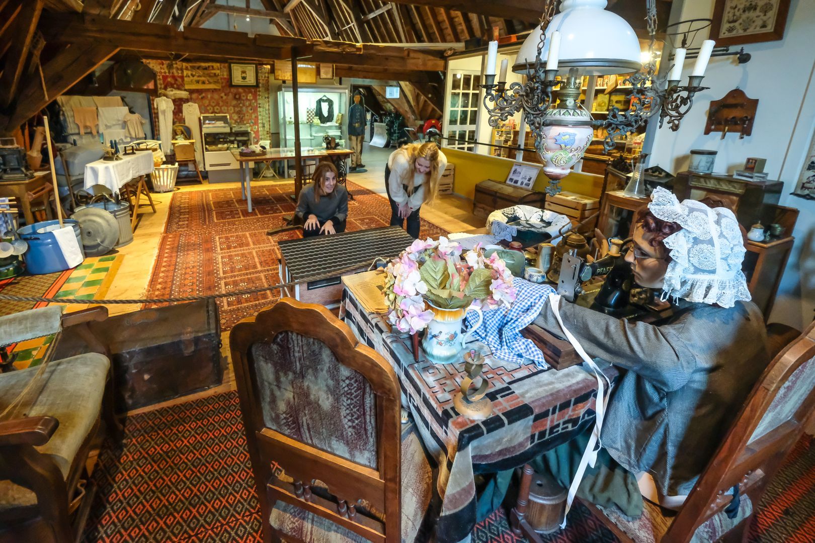 Bezoekers op de heemkundezolder in het Mauritshuis