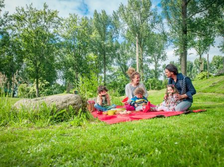 Gezin aan het picknicken bij de Kemphaan in Almere