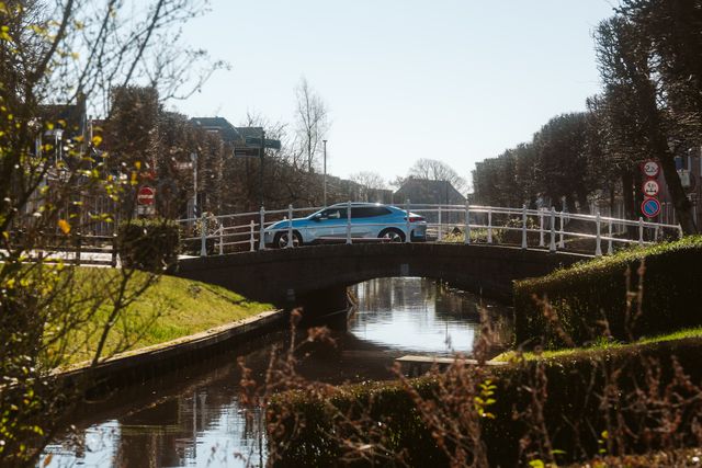 Auto op de brug in IJlst.