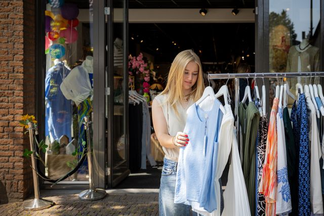 Dame aan het winkelen bij LS Finest in de Dorpsstraat