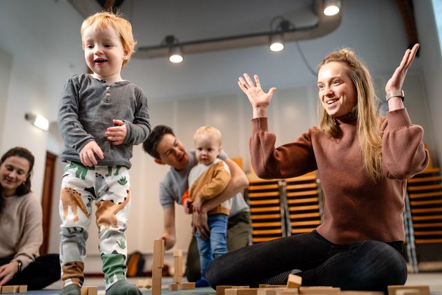 Kinderen en ouders doen samen mee aan een kinderactiviteit in Het Klooster in Woerden.