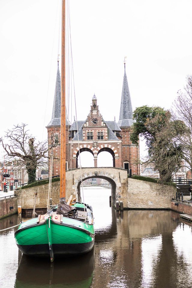 De Waterpoort met een boot ervoor