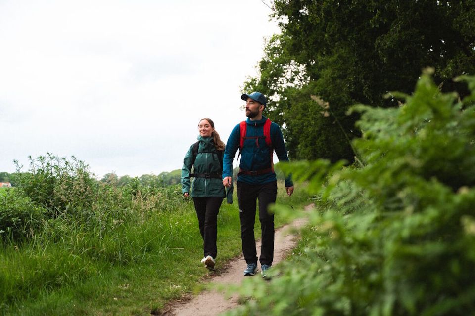 Ein Paar spaziert durch die Natur in Drenthe.