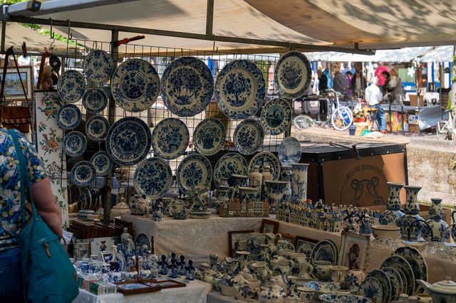Kraampje met Delfts Blauwe antiekspulletjes op de antiekmarkt in Delft