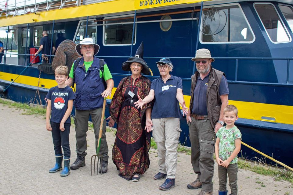 Professor Speurneus met zijn assistenten (Heksje - Lampje) voor het schip.