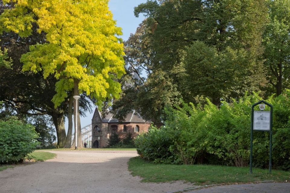 Struin door het aangrenzende groene Valkhofpark met uitzicht op de Waal in Nijmegen.