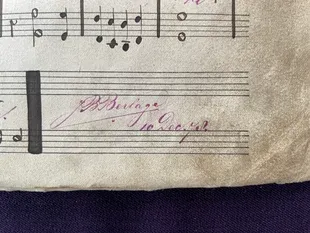 Een muziekboekje met noten