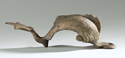 Kunstig bronzen dolfijntje, misschien onderdeel van een veldteken.