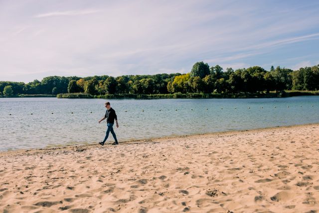 man aan het wandelen op strand
