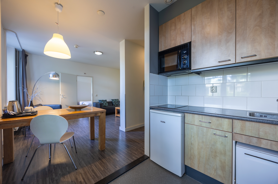 Keuken en kamer in Amrâth Hotel Media Park Hilversum