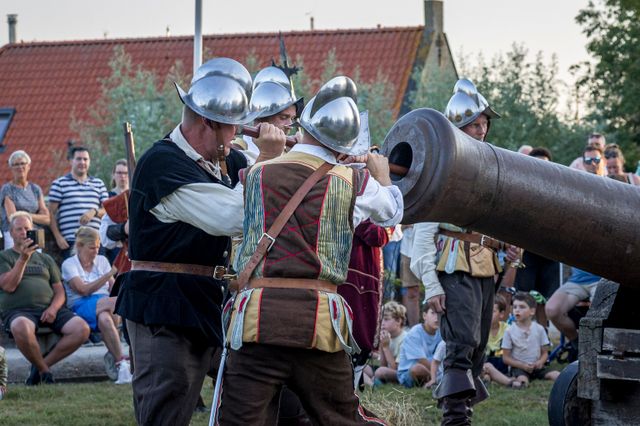 Kanongebulder in Sloten waarbij de stadsschutterij het kanon van Sloten afschiet op het molenerf van Korenmolen de Kaai.