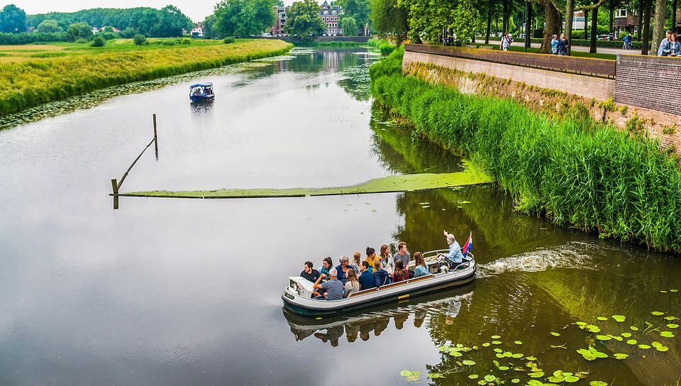 Een bootje die aan het varen is in het Bossche Broek.