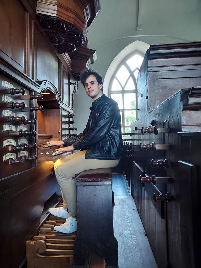 Foto links: Arp Schnitger-orgel, Jelle Marseille.
Foto midden: Márton Lénárt, gemaakt door Bouwe Luurtsema.
Foto rechts: Csenge Pozsonyi, eigen foto.