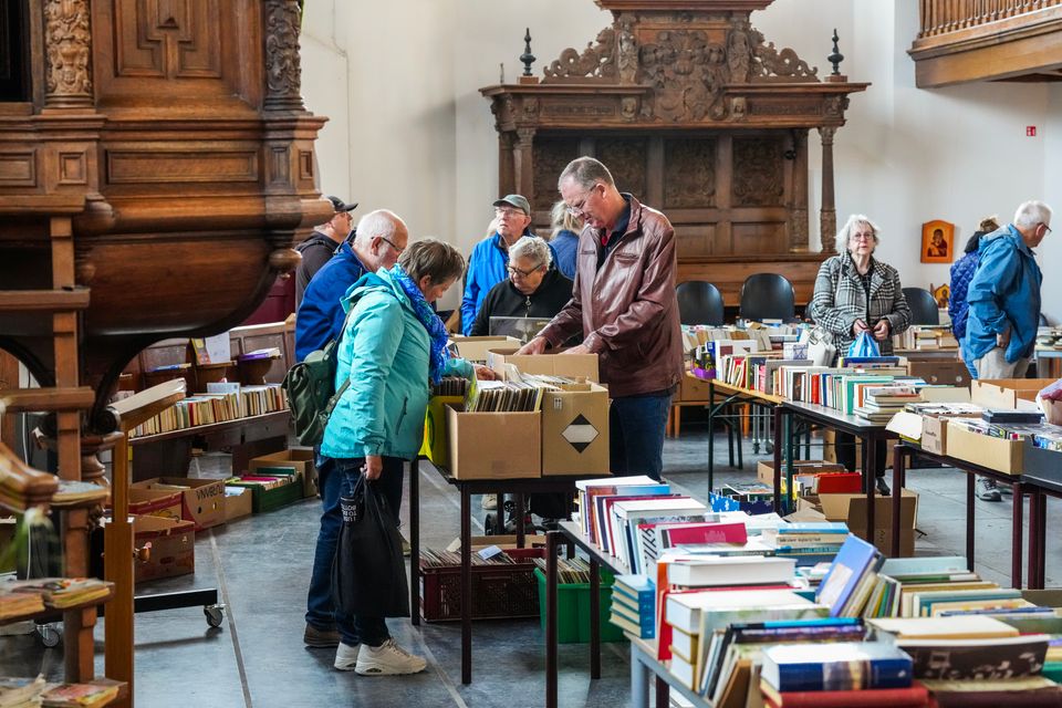 De boekenmarkt in de kerk tijdens de Jouster Merke