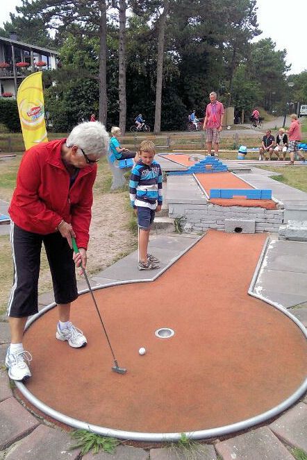 Bejaarde vrouw en kind midgetgolf Vlieland
