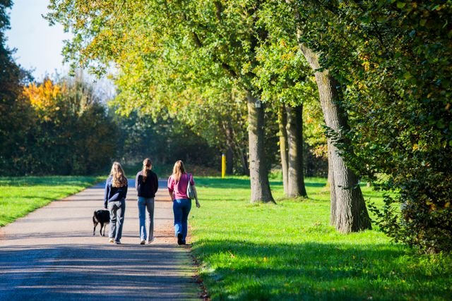 drie vrouwen aan het wandelen