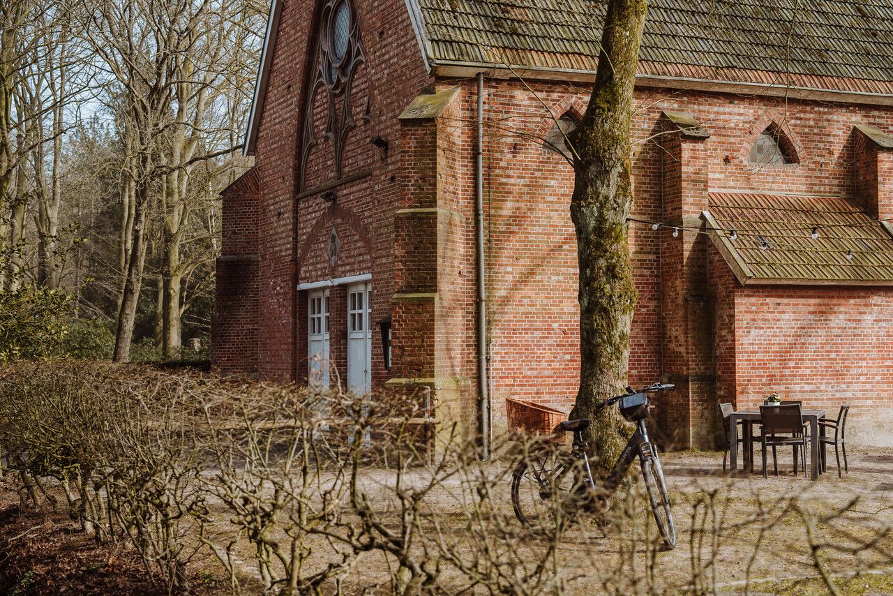 Klooster Nieuwkerk close up met fiets