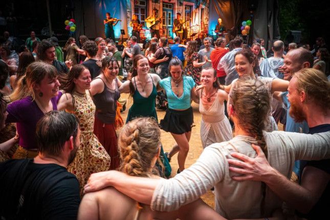 Mensen aan het dansen Dennefeest